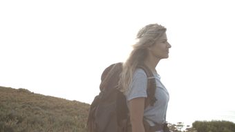 美女登山视频素材