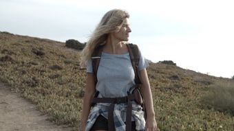 美女登山视频素材