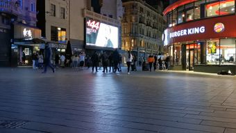 夜晚街道行人商业街免费下载视频素材