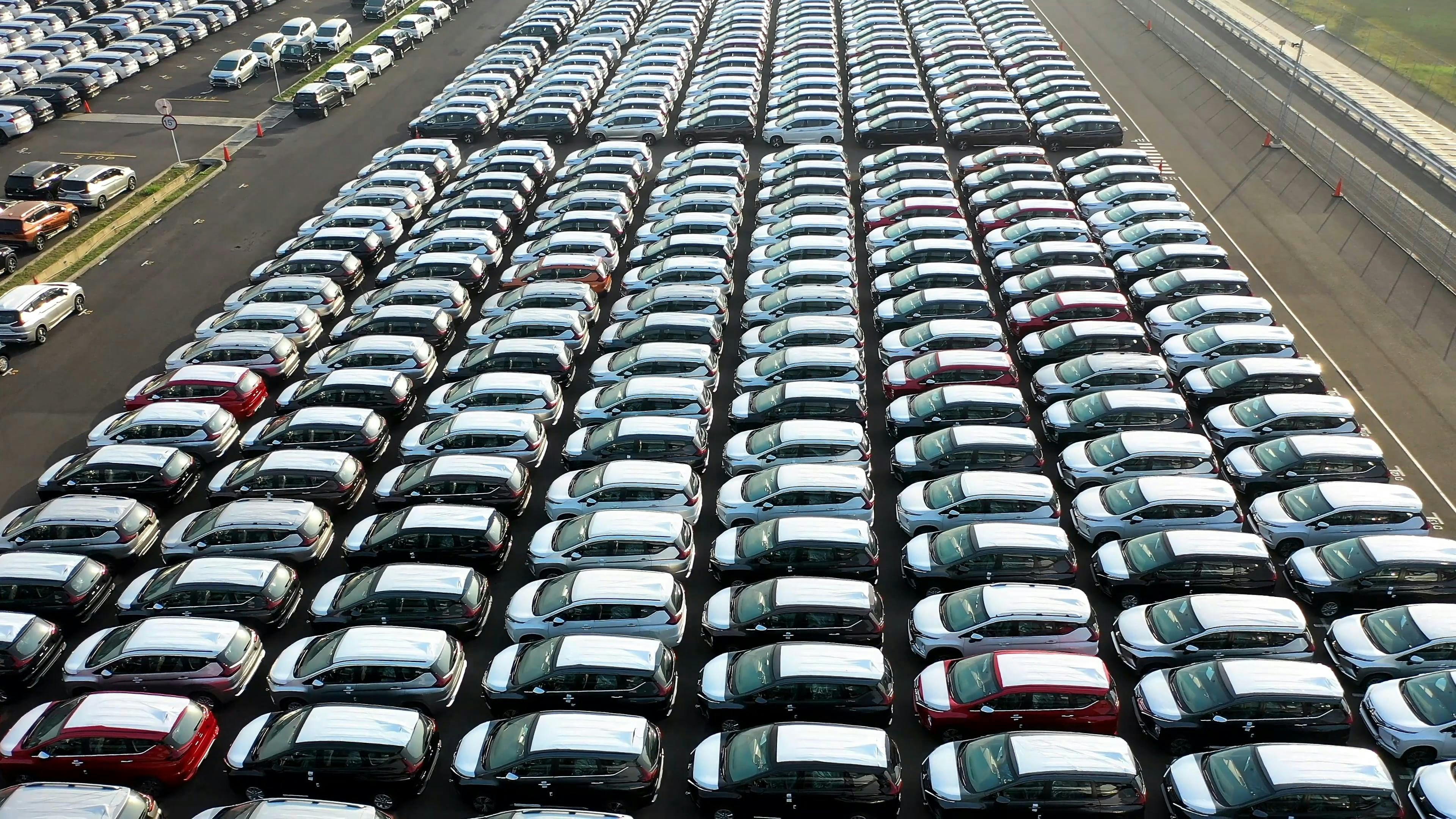 Много машин на парковке. Стоянка машин. Очень много машин. Стоянка автомобилей фото. Стоянка автомобилей фото.