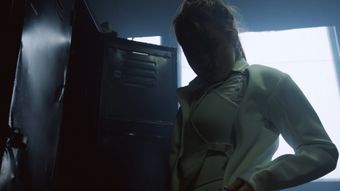 披上外套高清视频免费下载视频素材