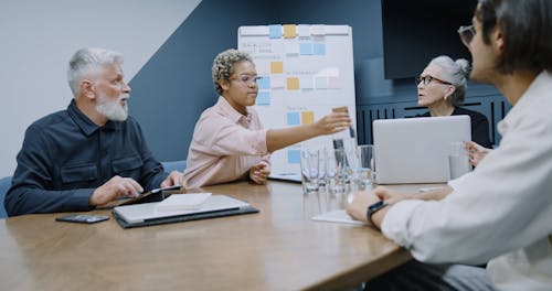 Una Anciana Sosteniendo Una Reuni n De Negocios V deos De Stock Gratuitos una-anciana-sosteniendo-una-reuni-n-de-negocios-v-deos-de-stock-gratuitos
