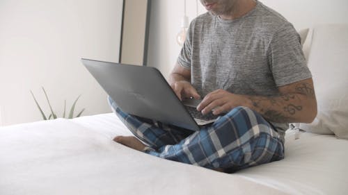 Man Bezig Met Zijn Laptop