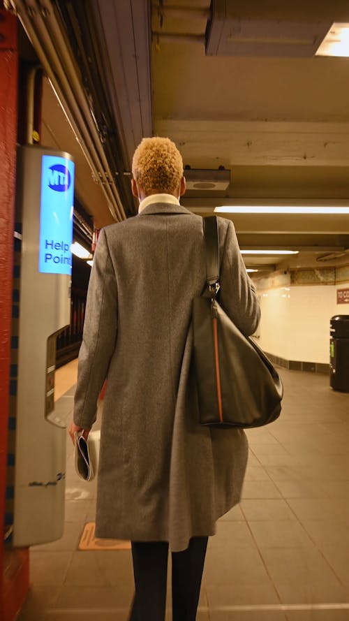 Mulher Caminhando Dentro Da Estação De Metrô