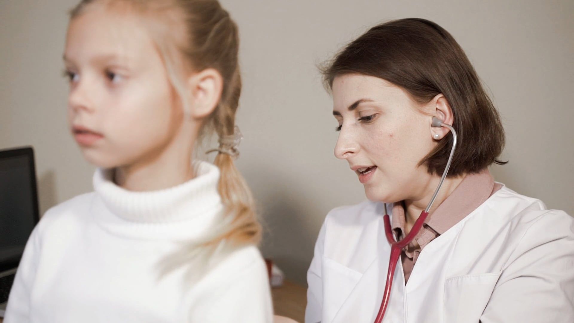 gratis-arkivvideo-av-arbeide-barn-barnelege-doktor-fysisk