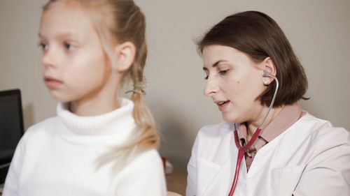 Gratis Arkivvideo Av Arbeide Barn Barnelege Doktor Fysisk gratis-arkivvideo-av-arbeide-barn-barnelege-doktor-fysisk