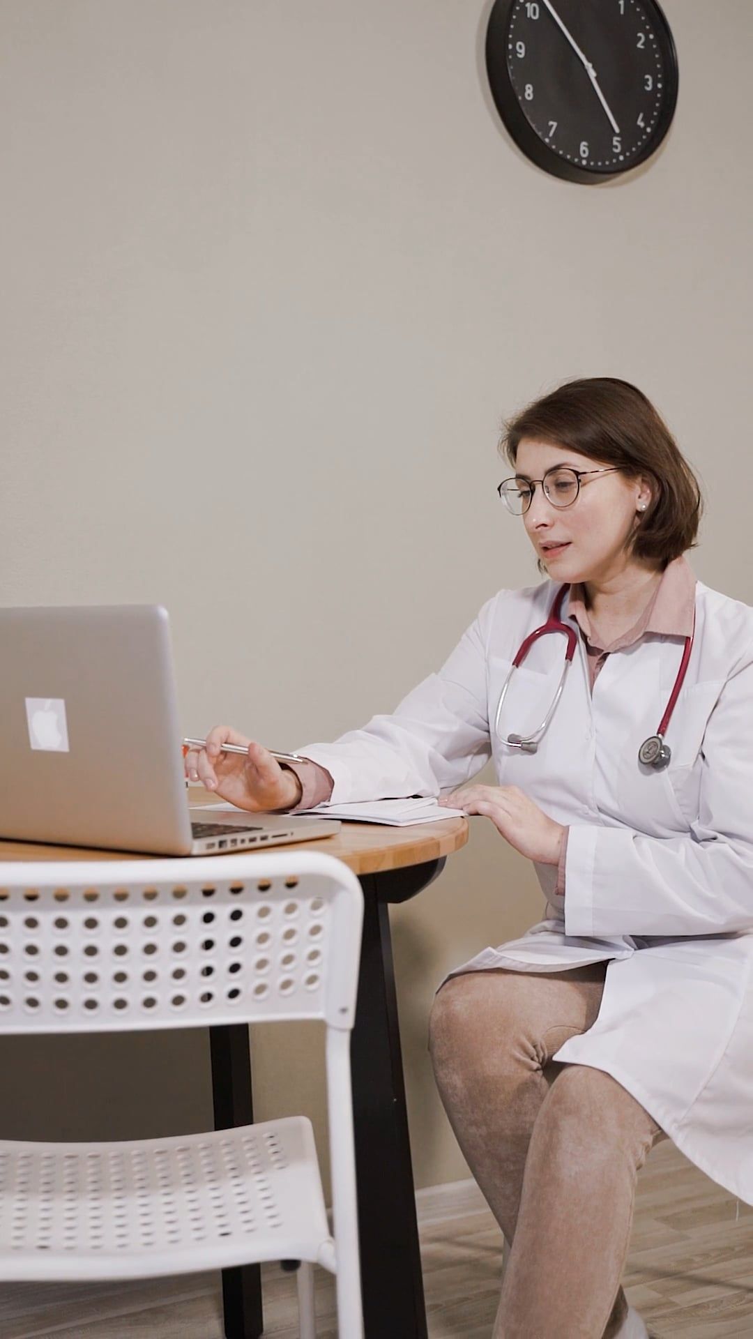 gratis-arkivvideo-av-arbeid-behandling-dame-lege-diagnostisk-doktor