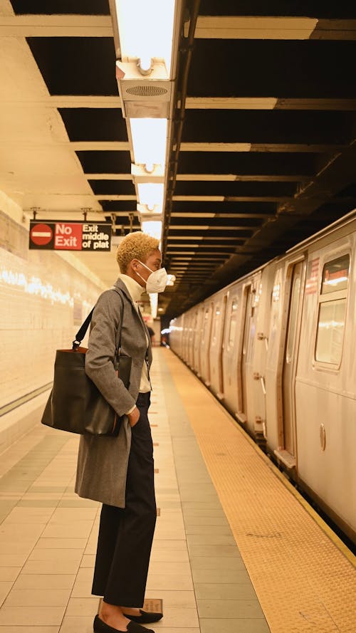 Mujer Entrando En El Tren