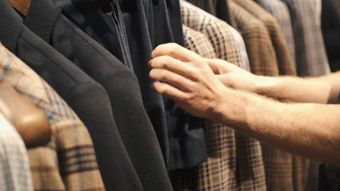 外国人挑选服装高清视频视频素材