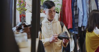 外国人挑选服装高清视频视频素材
