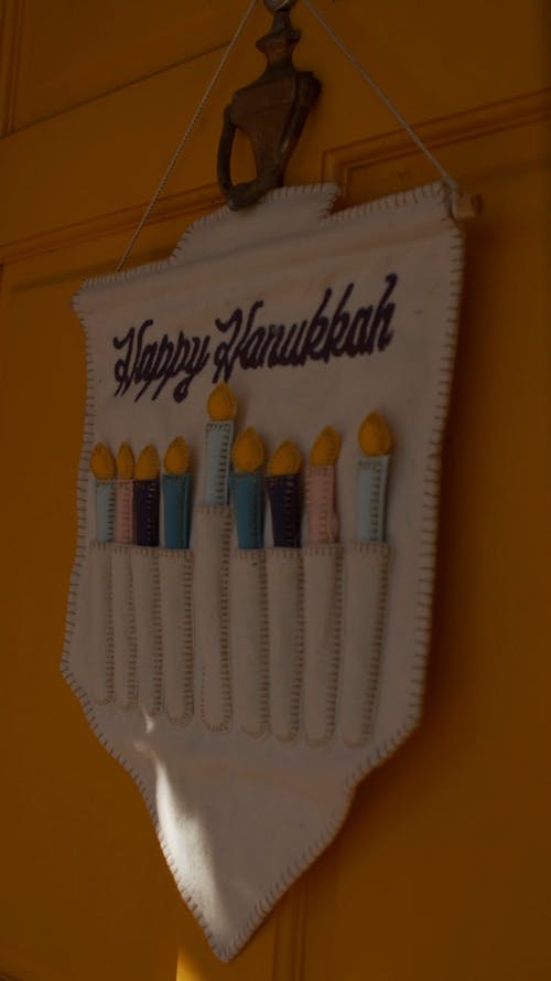 Un Display Felice Hanukkah Appeso Al Muro