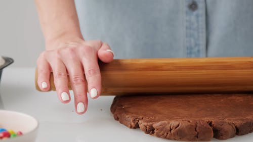 Appiattire Una Pasta Al Cioccolato Con Un Mattarello