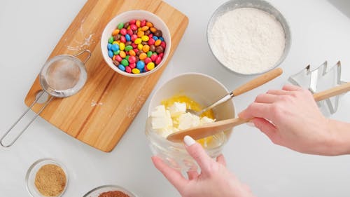 Ingredienti Mescolando In Una Ciotola