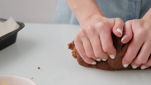 Impastare Una Pasta Al Cioccolato A Mano