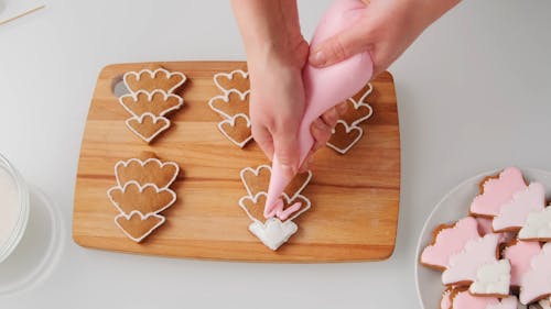 Decorare I Biscotti A Forma Di Albero Di Natale