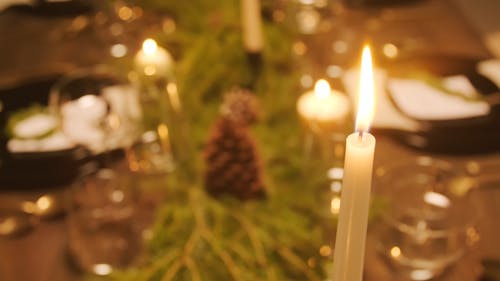 Candele Accese Per La Cena Di Natale