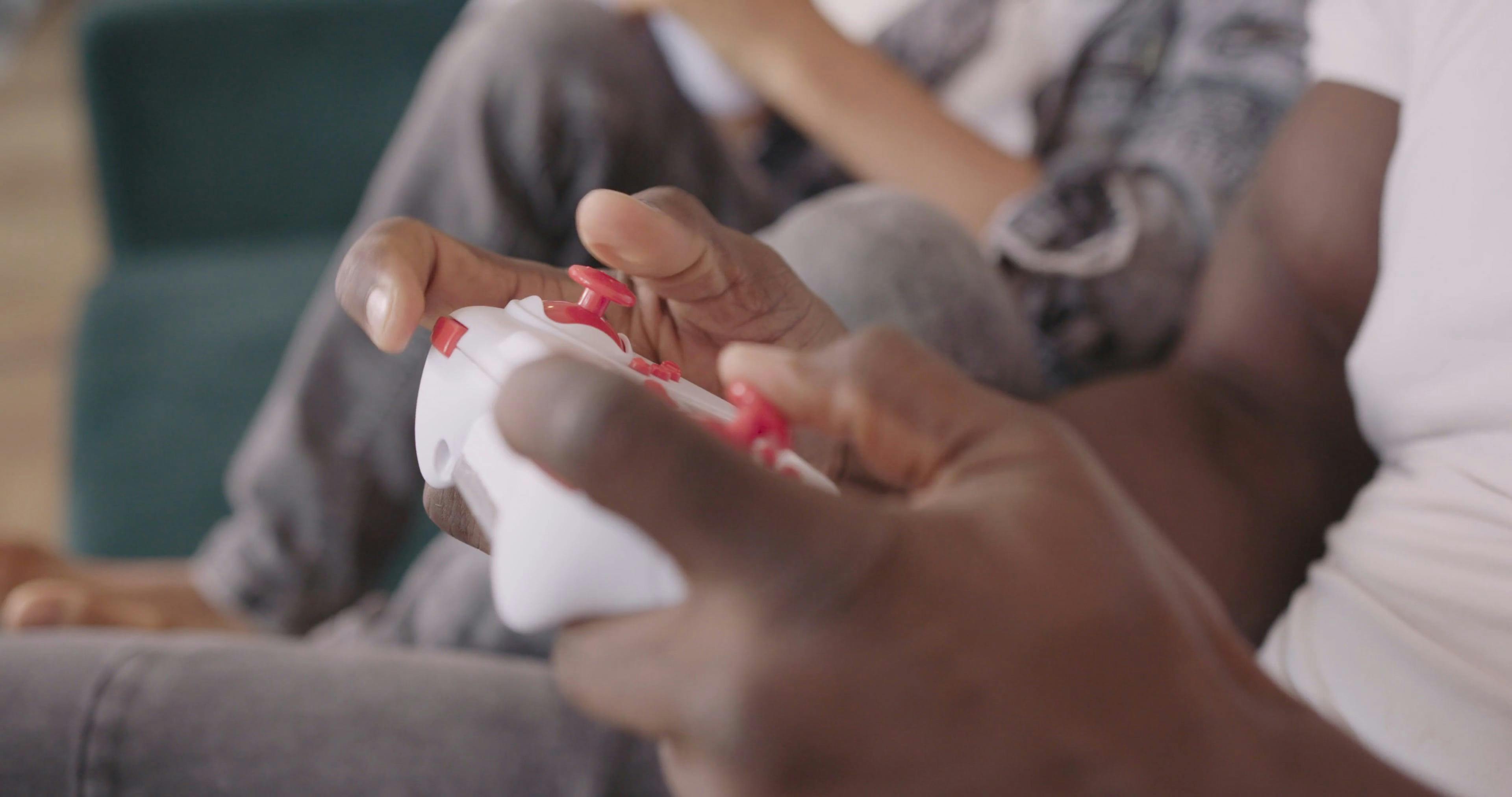 家族でゲームを楽しむ様子