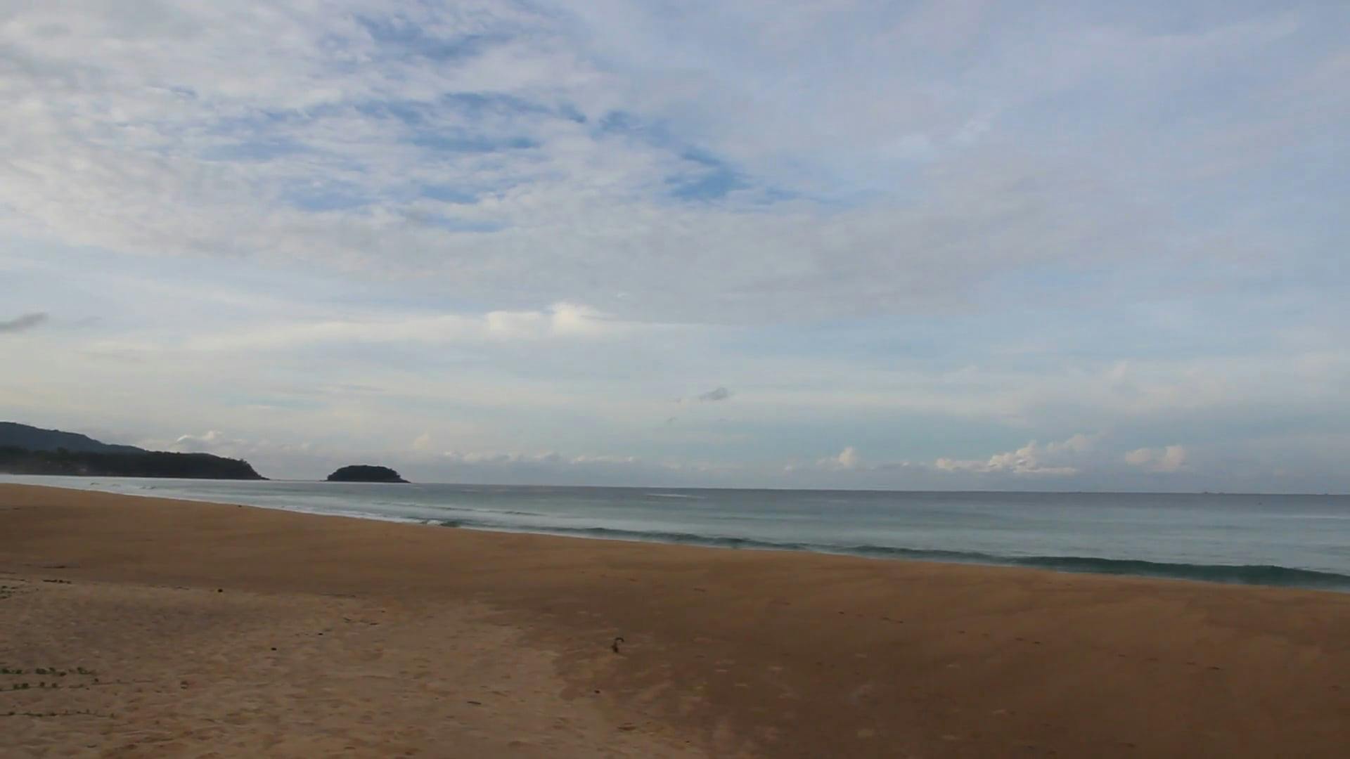 Gelombang Besar Bergegas Ke Pantai · Video Stok Gratis