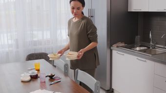 回到家吃饭视频素材免费下载视频素材