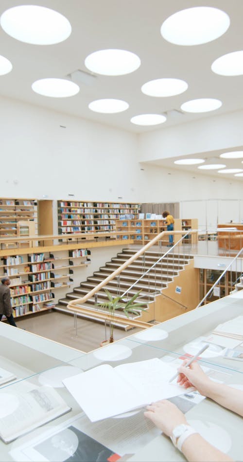 多層圖書館內的樓梯