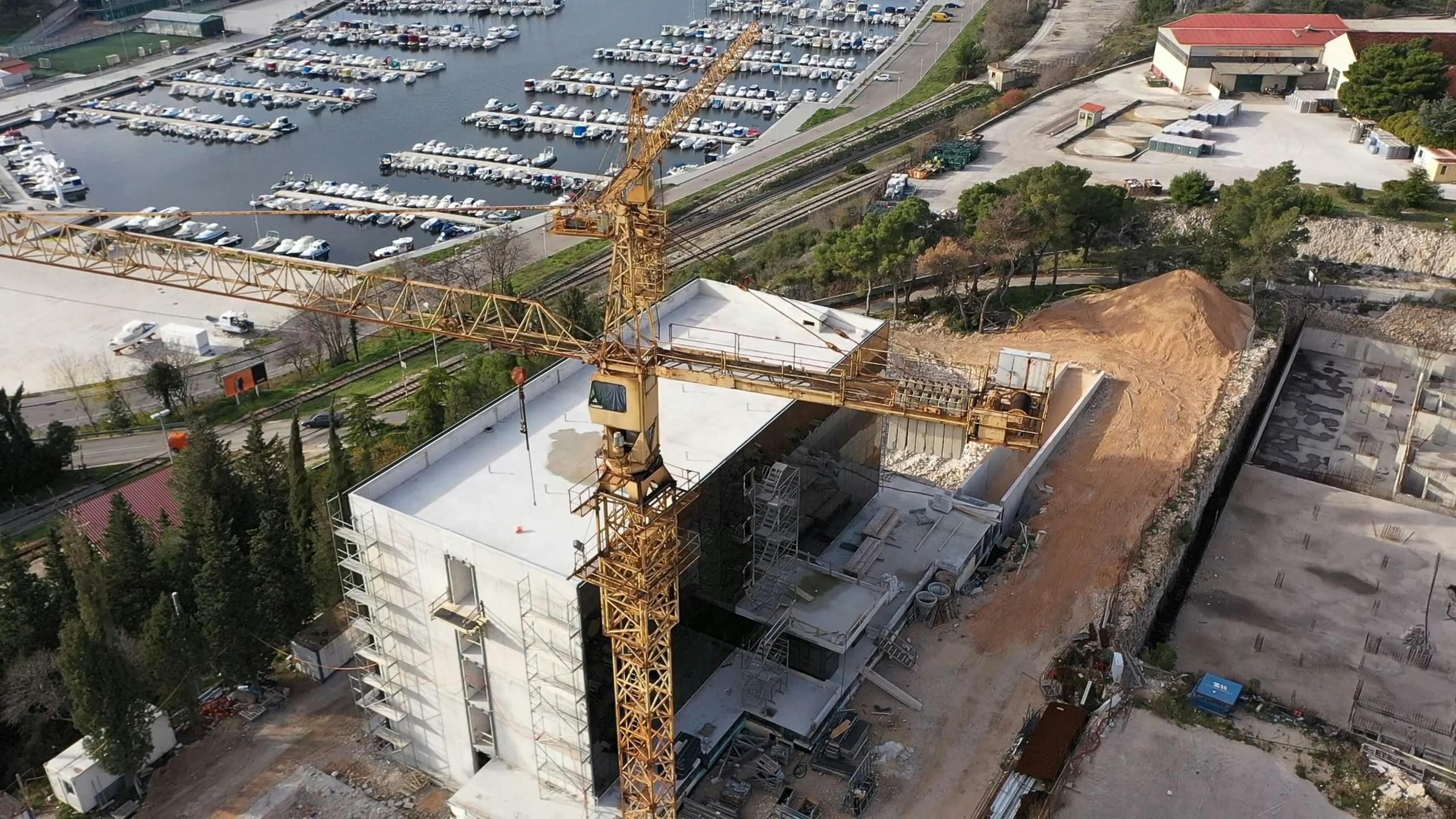 \u00dccretsiz a\u00e7\u0131k hava, \u00e7elik ve beton yap\u0131, d\u0131\u015f mekan stok videosu