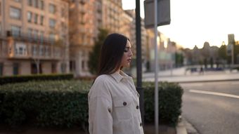 女主起身绕后视频素材免费下载免费下载视频素材