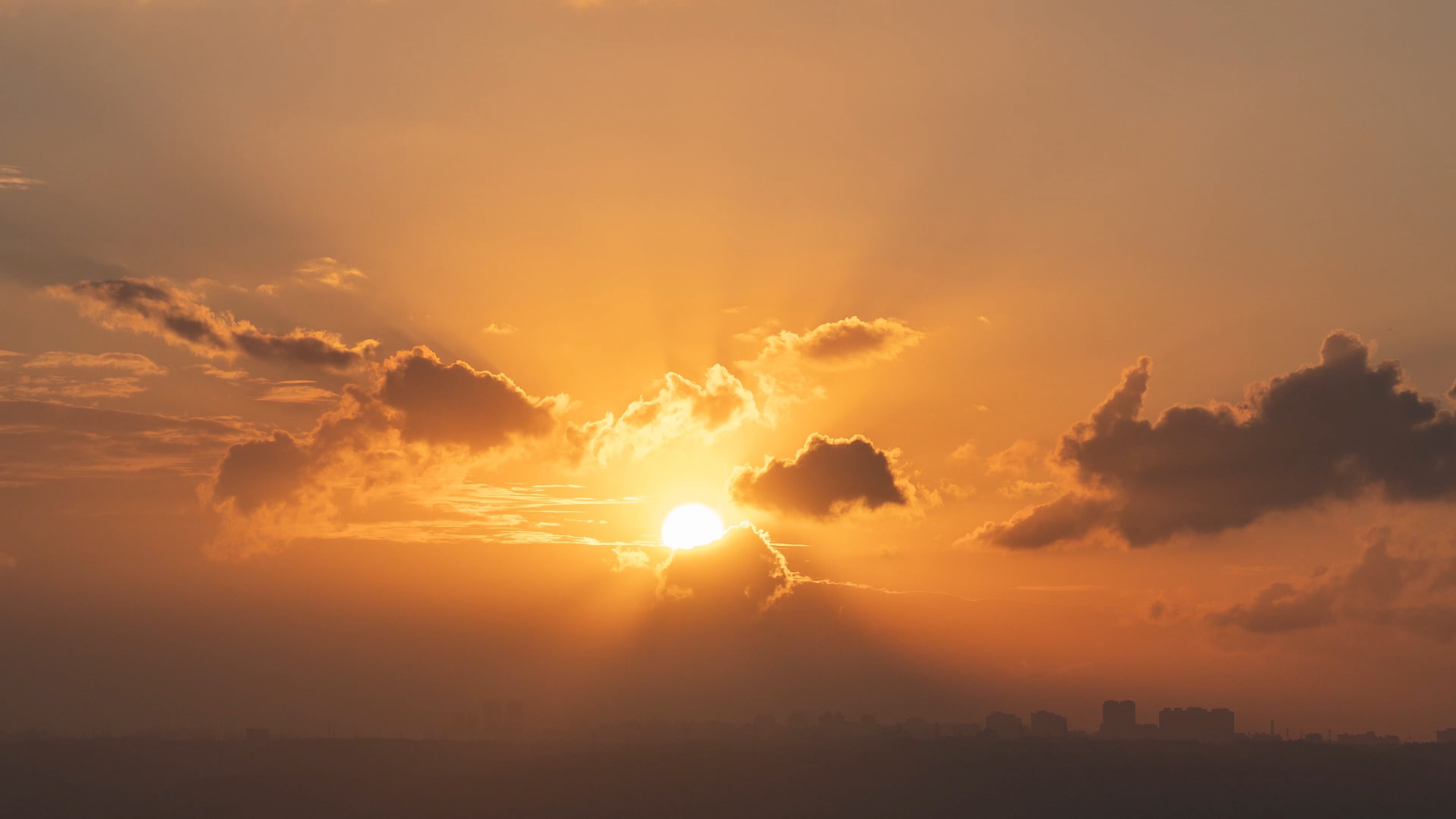 vid-o-gratuite-de-acc-l-r-ciel-nuageux-coucher-de-soleil