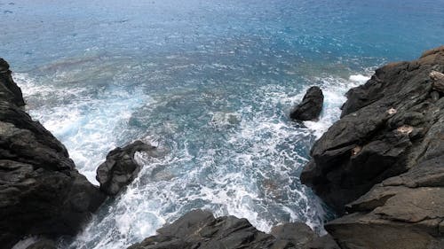 Waves Breaking In The Rocks