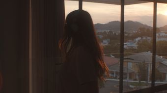 黄昏美女落寞背影免费下载免费下载视频素材