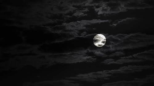 Đêm trăng là thời điểm lãng mạn nhất trong năm. Chúng ta có thể ngắm nhìn những ánh sáng mờ mờ và cảm nhận sự yên bình của đêm. Hãy xem hình ảnh để tìm hiểu những cảm xúc đó và truyền tải chúng cho bạn bè của mình.