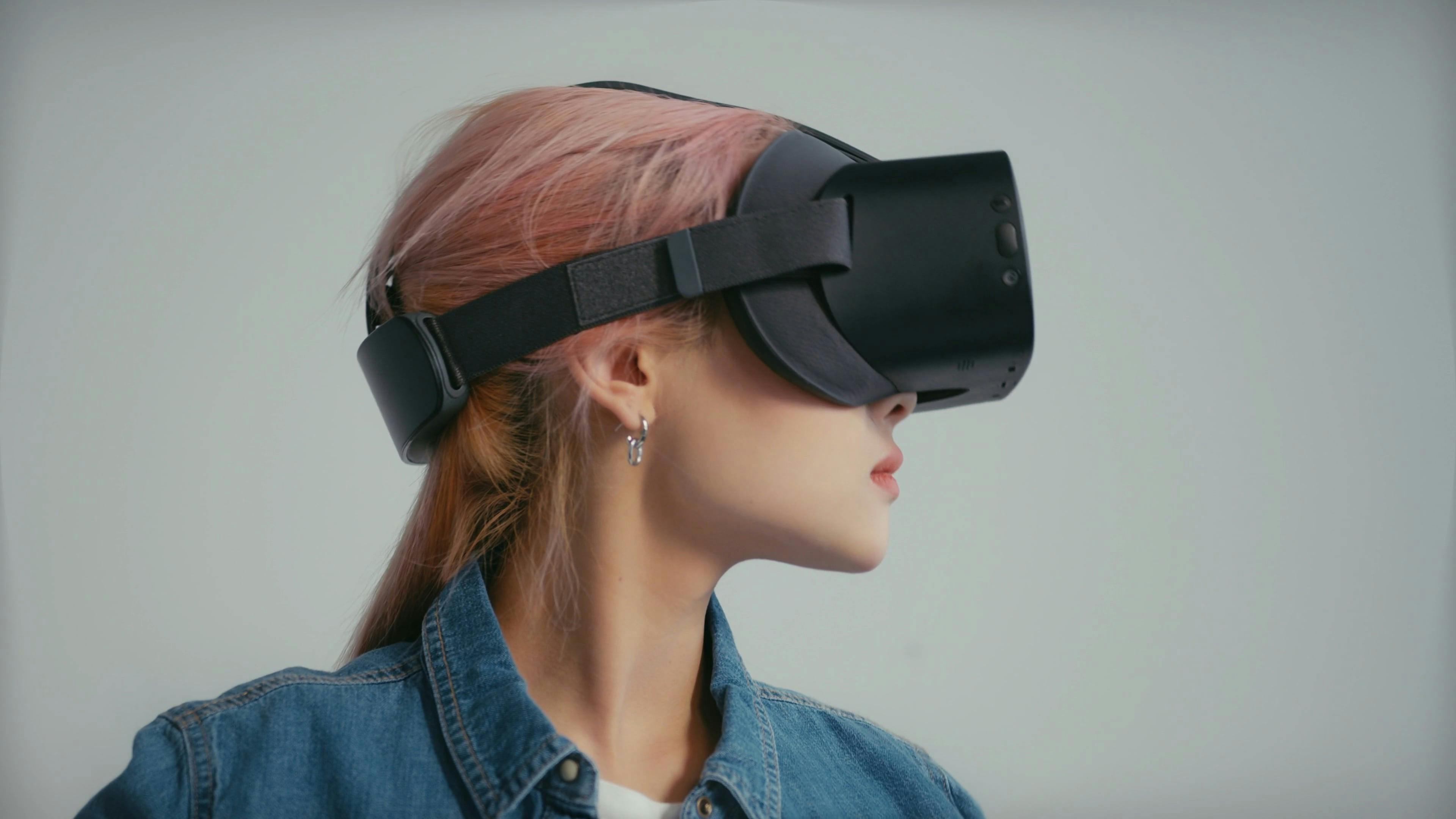Woman Wearing Virtual Reality Headset · Free Stock Video