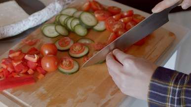 person slicing tomatoes