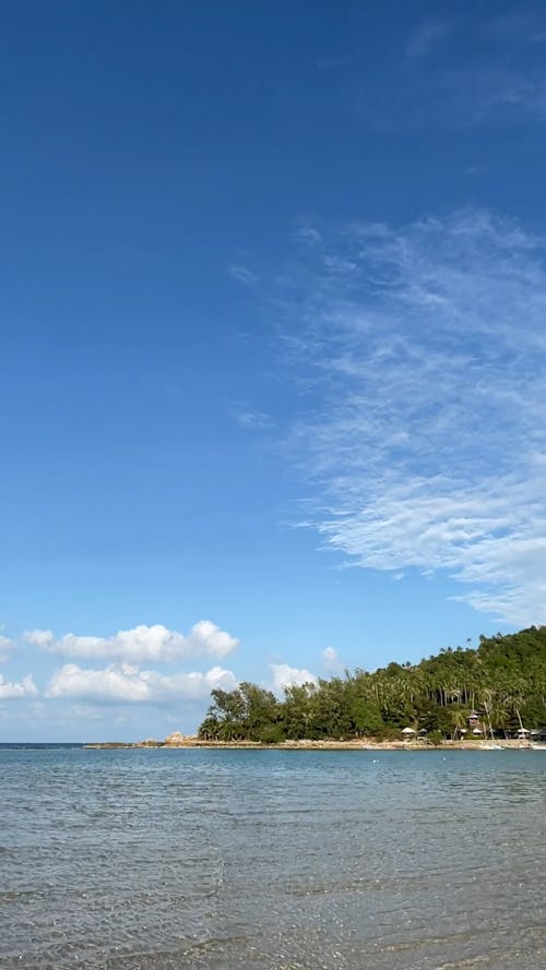 A Beautiful and Calm Beach with a View of a Horizon