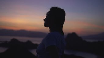 黄昏美女落寞背影免费下载视频素材