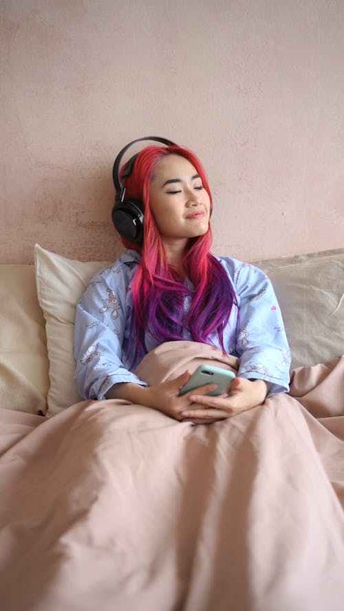 Foto profissional grátis de cabelo colorido, cama, canção