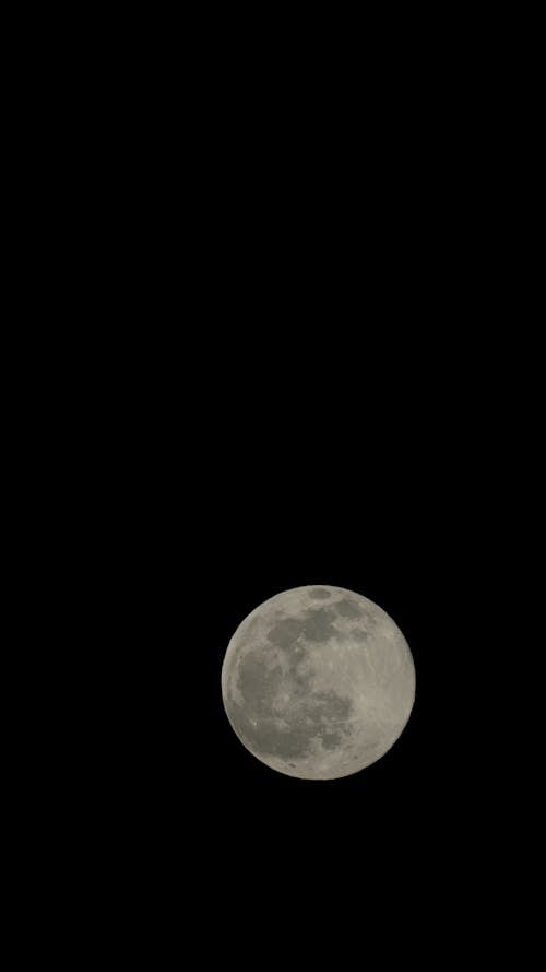 Xem bức ảnh mặt trăng trên bầu trời đêm qua ống kính 4k sẽ mang lại cho bạn một trải nghiệm đầy ấn tượng. Với chất lượng hình ảnh tuyệt vời, bạn sẽ được trở về với cảm giác rực rỡ của một buổi tối trăng sáng và thưởng ngoạn vẻ đẹp của thiên nhiên.