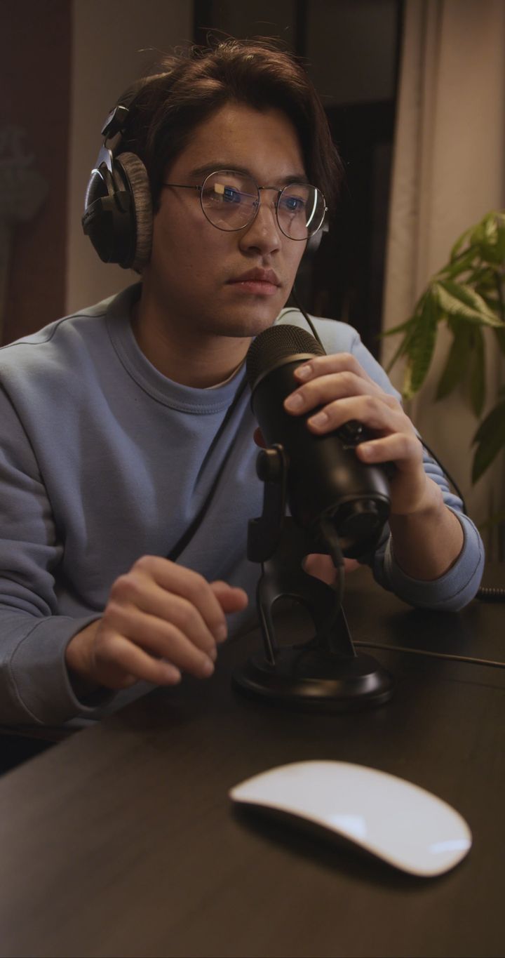 Pessoa em podcast usada para ilustrar detecção de reação por IA