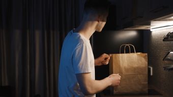回到家吃饭免费下载高清视频视频素材