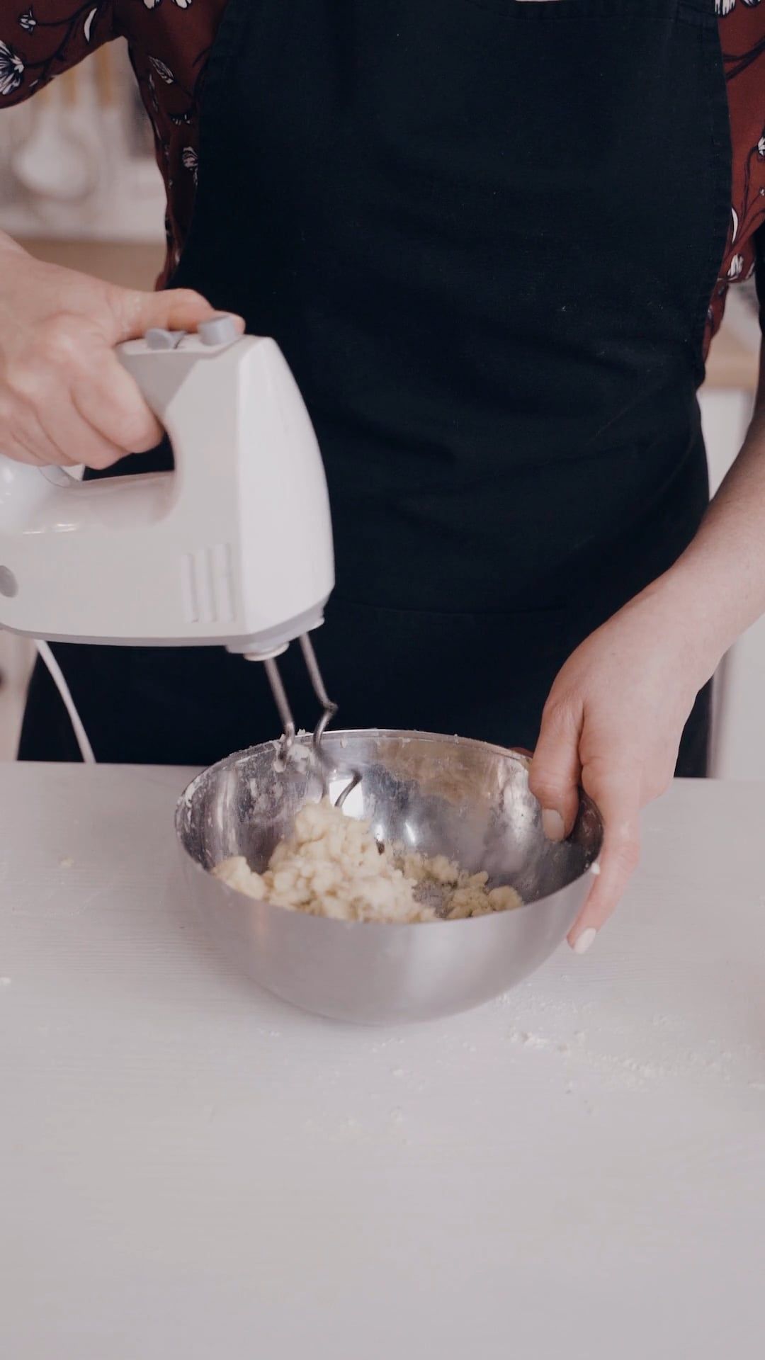kostenloses-stock-video-mit-dem-thema-backen-drinnen-familie-kochen