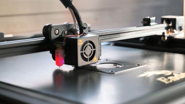 Print head jetting fine layers onto the build tray