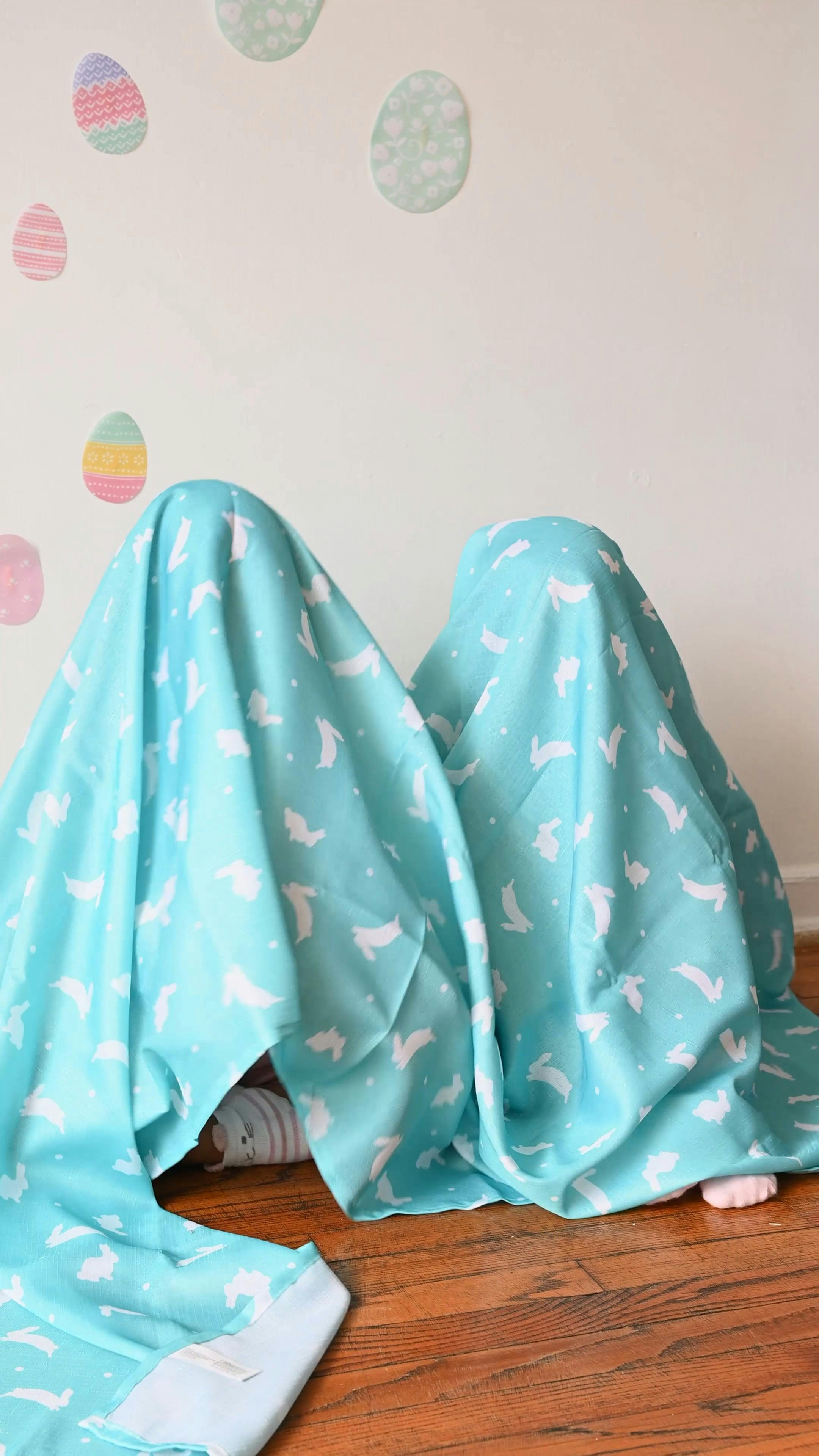 Vídeos de stock gratuitos sobre chavalas, cubierta, feliz, huevo, infancia, jugando, juguetón