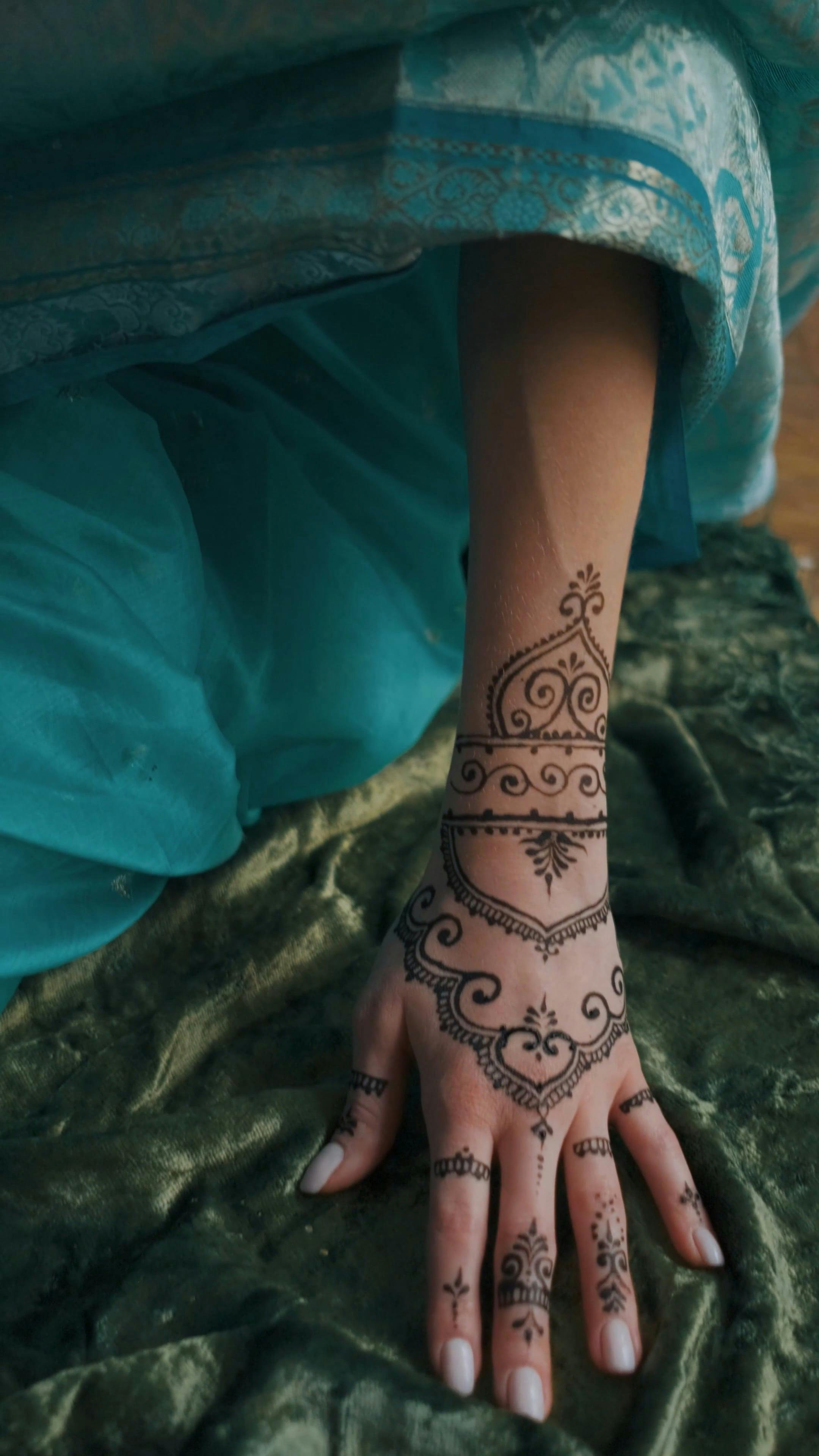 7 Hours Of Henna Tattoos In 90 Seconds - YouTube