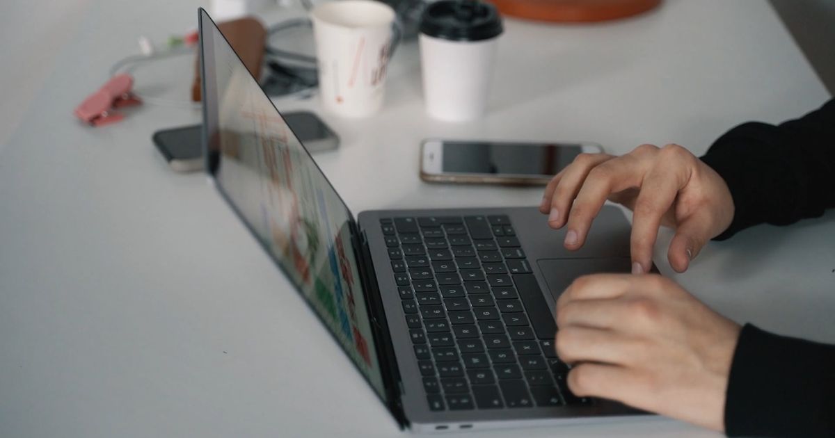 a person using a laptop 7252685