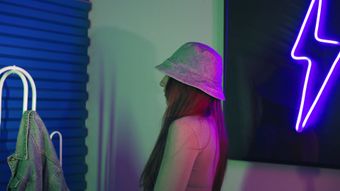 人穿上外套免费下载视频素材视频素材视频素材