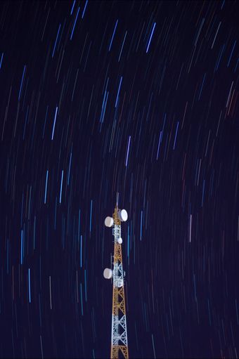 星轨延长，同时一颗人造卫星划过天际视频素材