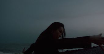 黄昏美女落寞背影免费下载免费下载视频素材
