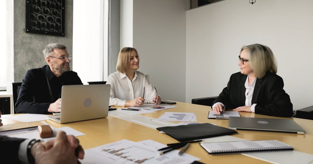 people in a meeting 7552433