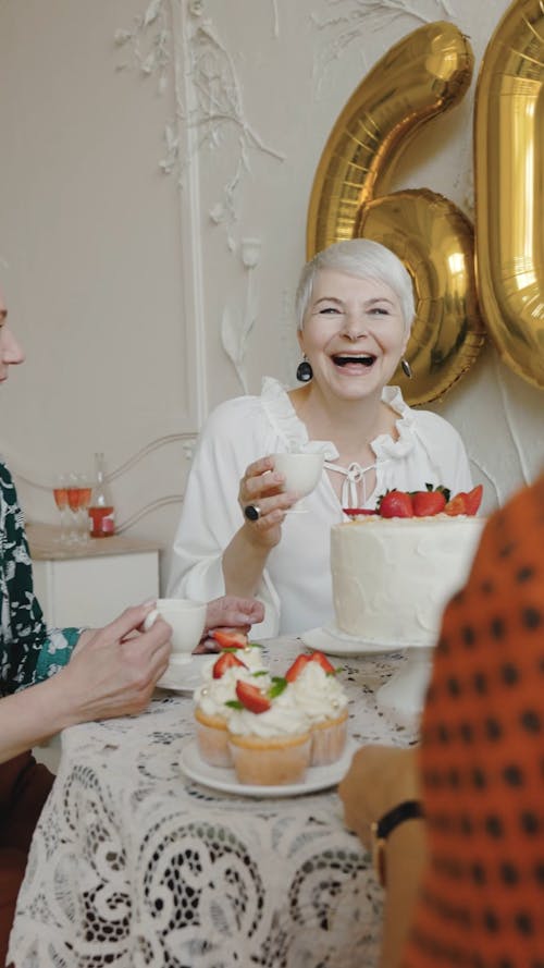 Donna sopra i 60 anni immagini e fotografie stock ad alta