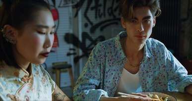 couple eating noodles
