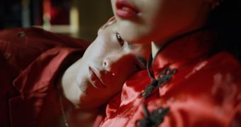 中国情侣靠在肩上视频素材